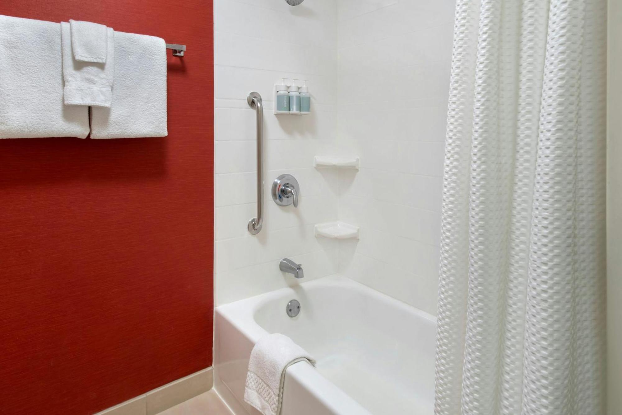 Courtyard By Marriott Mt. Laurel Hotel Маунт Лорел Екстериор снимка
