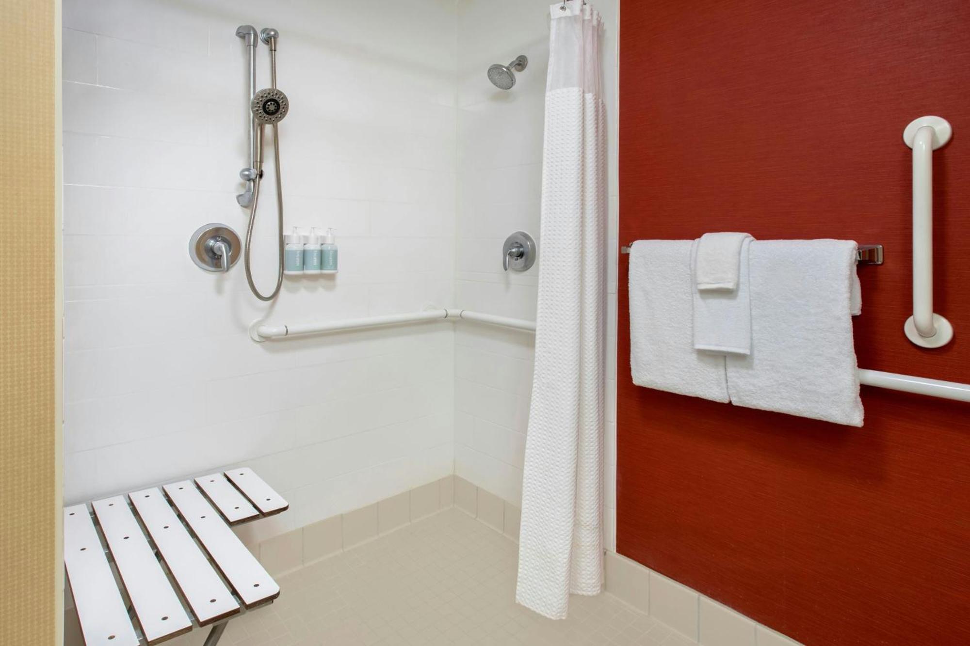 Courtyard By Marriott Mt. Laurel Hotel Маунт Лорел Екстериор снимка